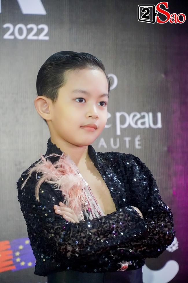 Lên thảm đỏ một mình, con trai Khánh Thi vẫn sáng như sao-3