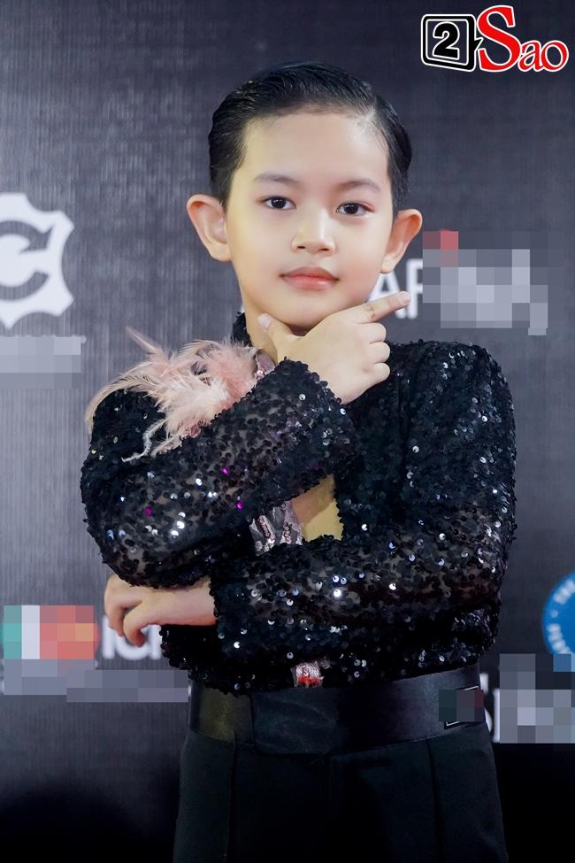 Lên thảm đỏ một mình, con trai Khánh Thi vẫn sáng như sao-4