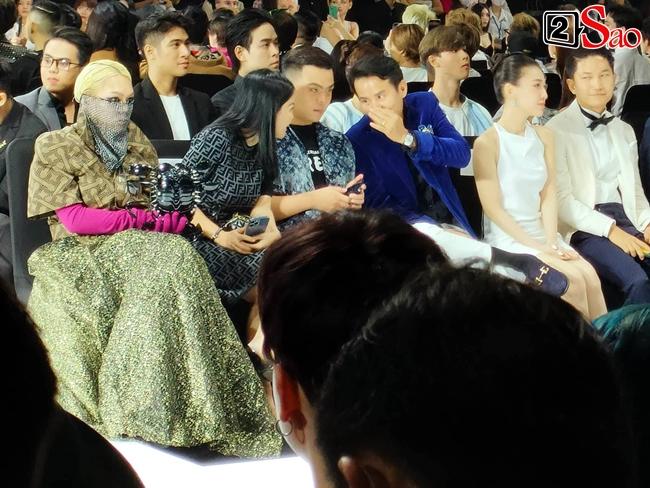 Mèo Thoại bị chê làm lố, như bà mụ trên ghế đầu show thời trang-3