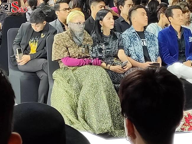 Mèo Thoại bị chê làm lố, như bà mụ trên ghế đầu show thời trang-2