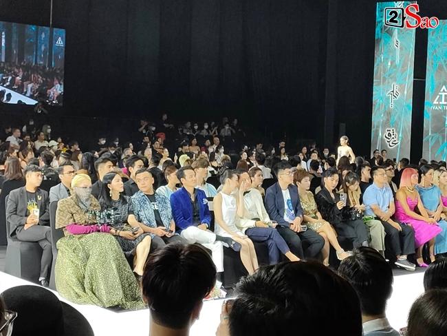 Mèo Thoại bị chê làm lố, như bà mụ trên ghế đầu show thời trang-4