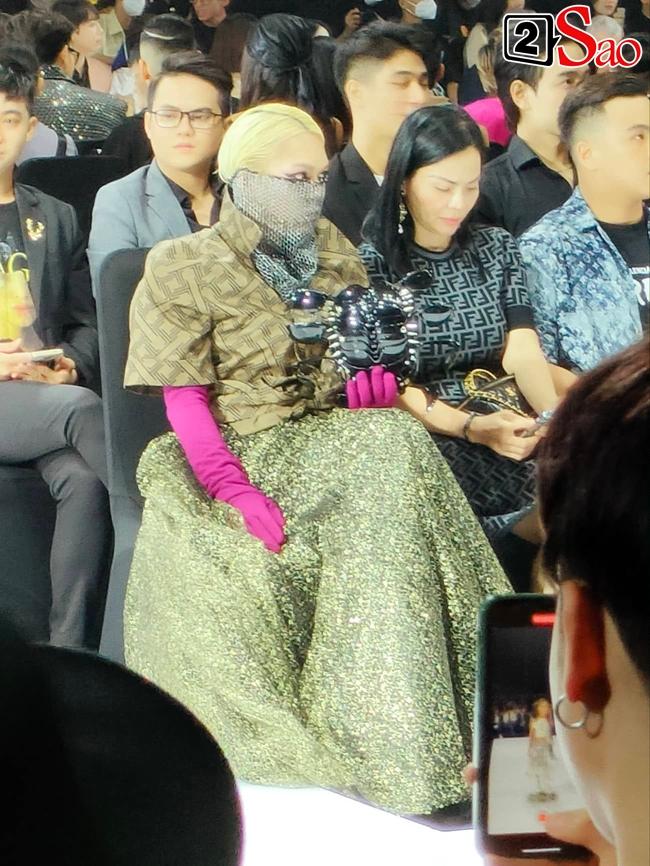 Mèo Thoại bị chê làm lố, như bà mụ trên ghế đầu show thời trang-5