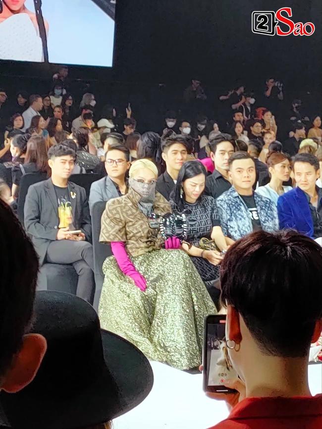 Mèo Thoại bị chê làm lố, như bà mụ trên ghế đầu show thời trang-6