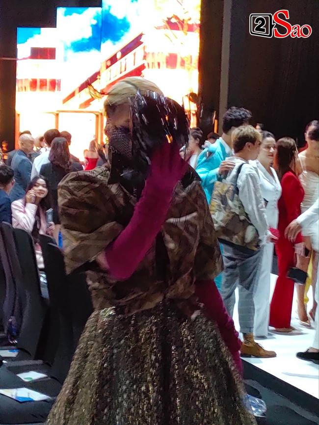 Mèo Thoại bị chê làm lố, như bà mụ trên ghế đầu show thời trang-7