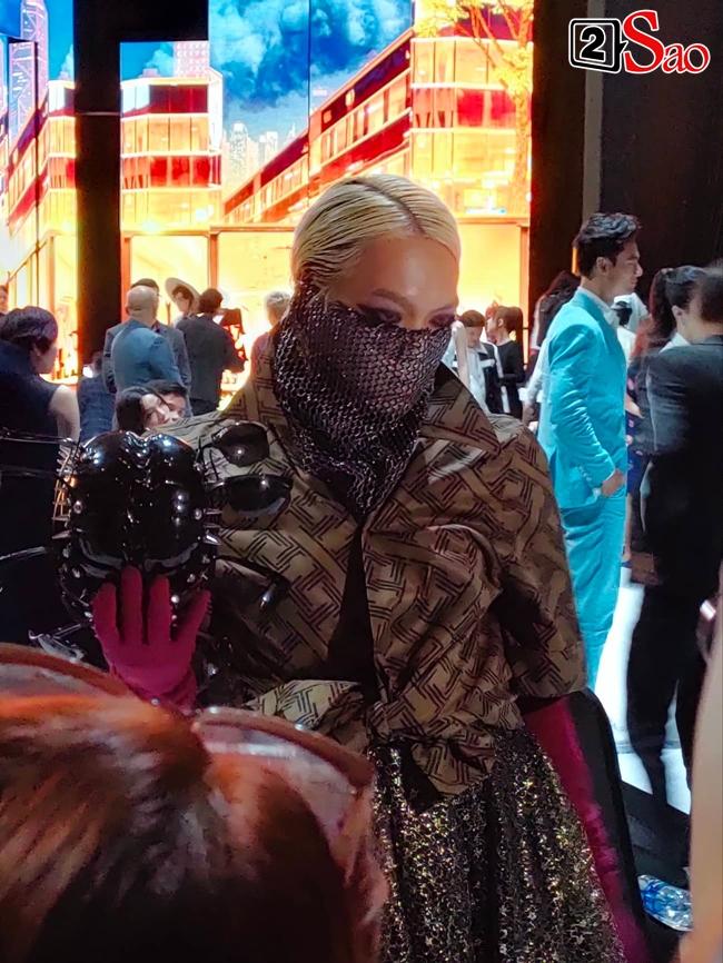 Mèo Thoại bị chê làm lố, như bà mụ trên ghế đầu show thời trang-8