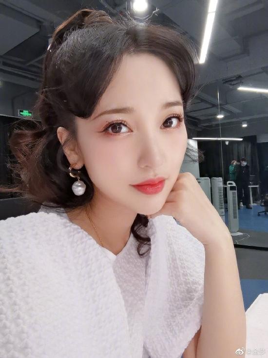 Ngôi sao Trung Quốc đầu tiên mắc Covid-19-1