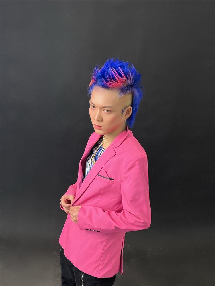 Mèo Thoại bị chê làm lố, như bà mụ trên ghế đầu show thời trang-10