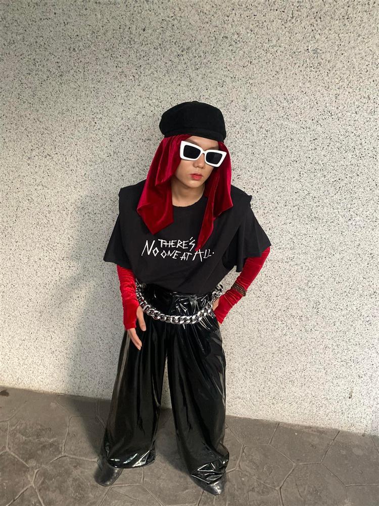 Mèo Thoại bị chê làm lố, như bà mụ trên ghế đầu show thời trang-11