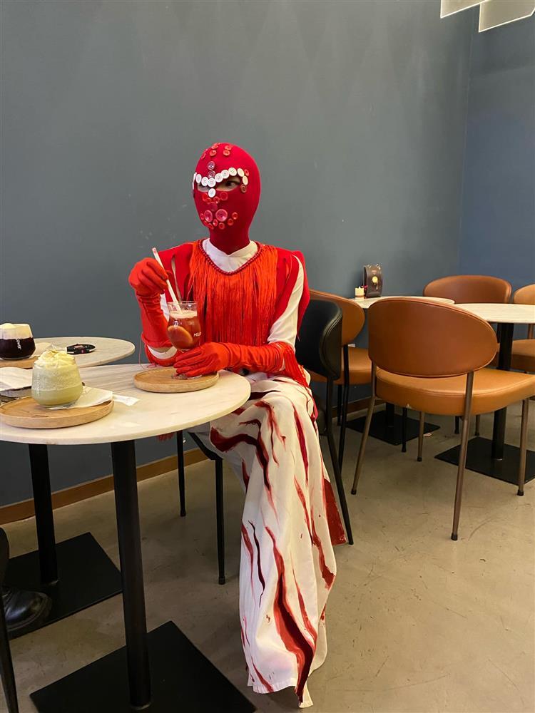 Mèo Thoại bị chê làm lố, như bà mụ trên ghế đầu show thời trang-12