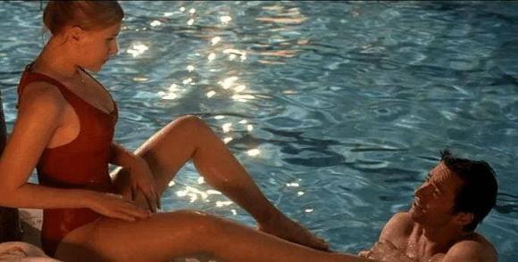 Góa phụ đen hấp dẫn đến mức giấy vệ sinh đã qua sử dụng được bán hơn 122 triệu đồng-2