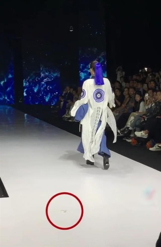 Những đôi giày cà kheo siêu khủng: Hòa Minzy ăn gian thêm 30cm-2