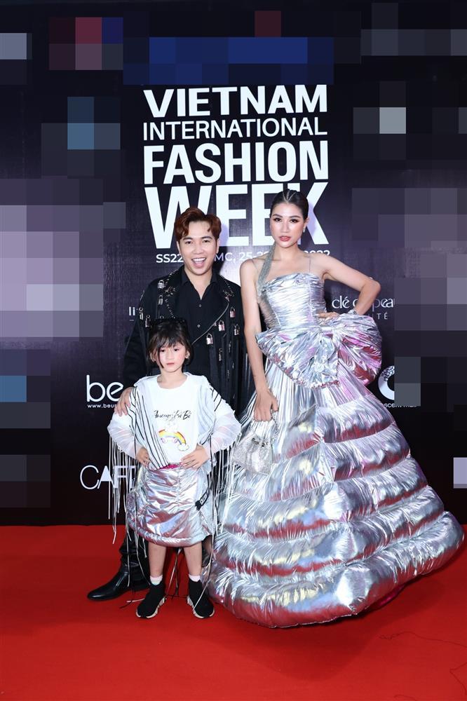 Trang Trần bị đay nghiến khi bước lên thảm đỏ Tuần lễ Thời trang-1