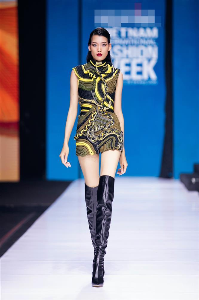 Tiểu Vy không phải dạng vừa khi diễn vedette đôi với Miss Earth-29