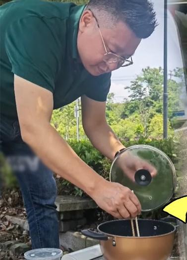 The father crossed 200km to the school gate just to cook soup for his daughter-1