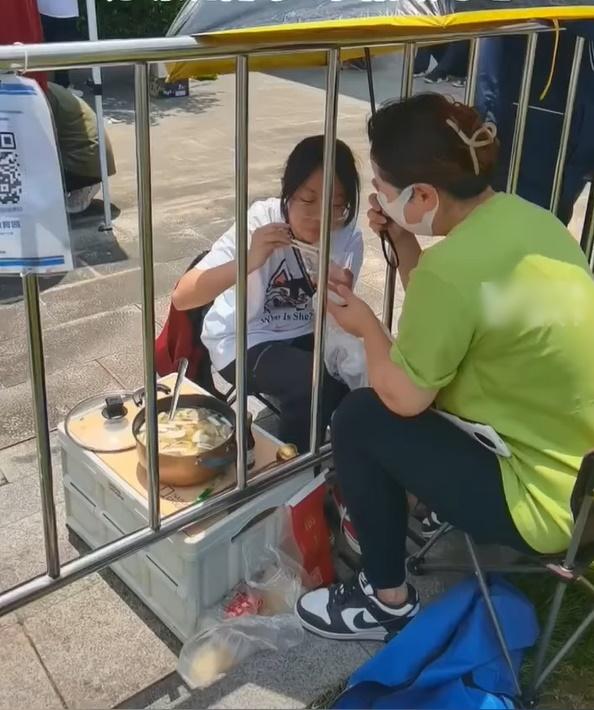 The father crossed 200km to the school gate just to cook soup for his daughter-3