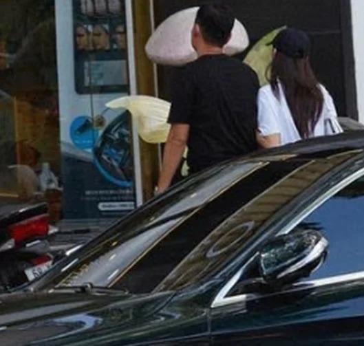 Team qua đường bắt gặp vợ chồng Minh Hằng quấn quýt không rời-1