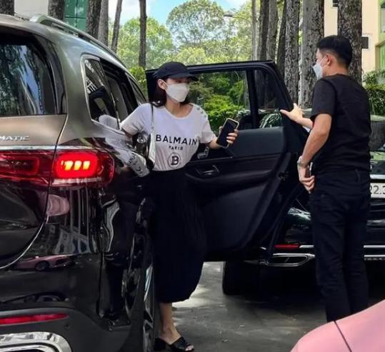 Team qua đường bắt gặp vợ chồng Minh Hằng quấn quýt không rời-2