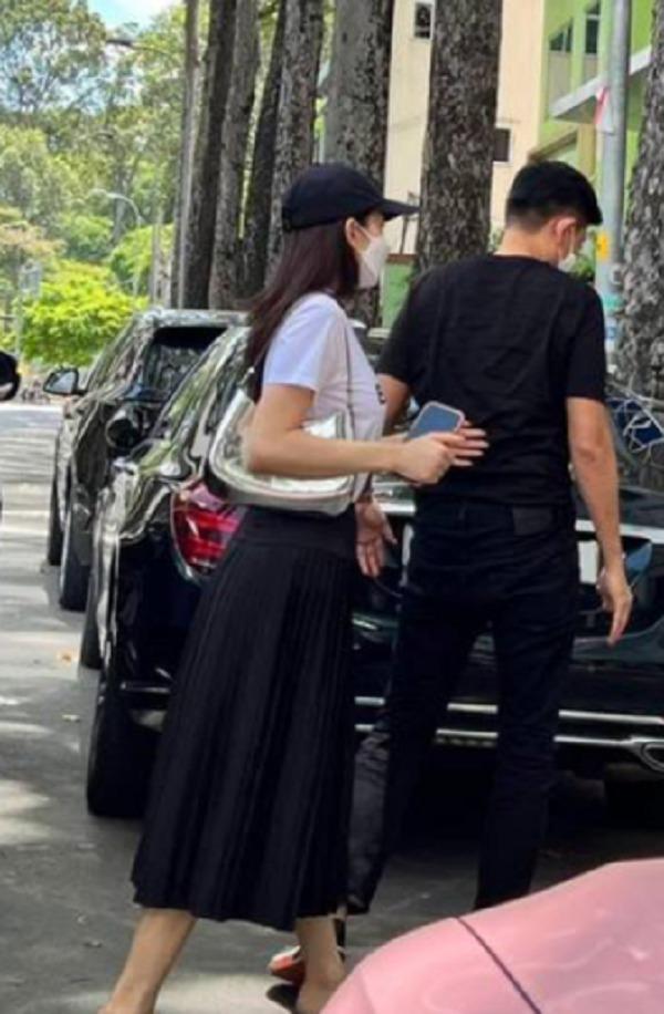 Team qua đường bắt gặp vợ chồng Minh Hằng quấn quýt không rời-3