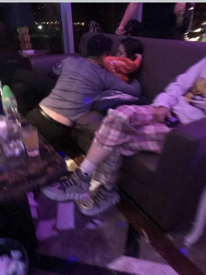 Uông Tiểu Phi lộ ảnh đắm đuối với bồ trẻ trong quán karaoke-1