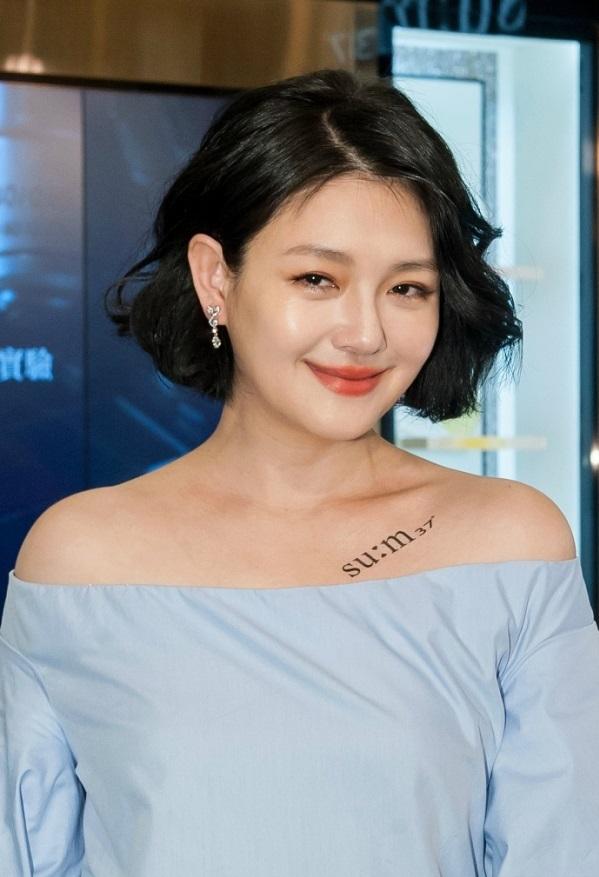 Uông Tiểu Phi lộ ảnh đắm đuối với bồ trẻ trong quán karaoke-3