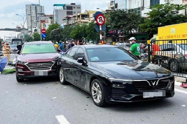 Tông vào 2 ôtô vừa va chạm, tài xế xe máy tử vong-1