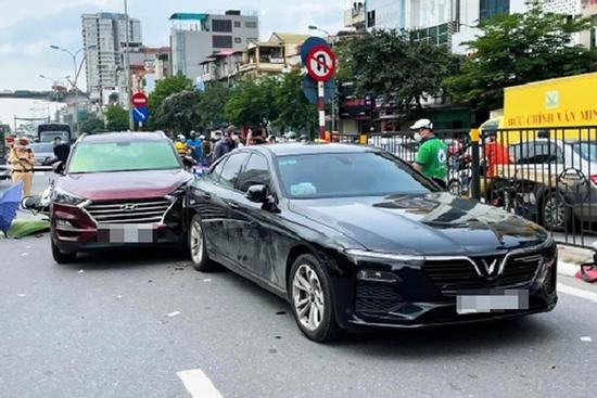 Tông vào 2 ôtô vừa va chạm, tài xế xe máy tử vong