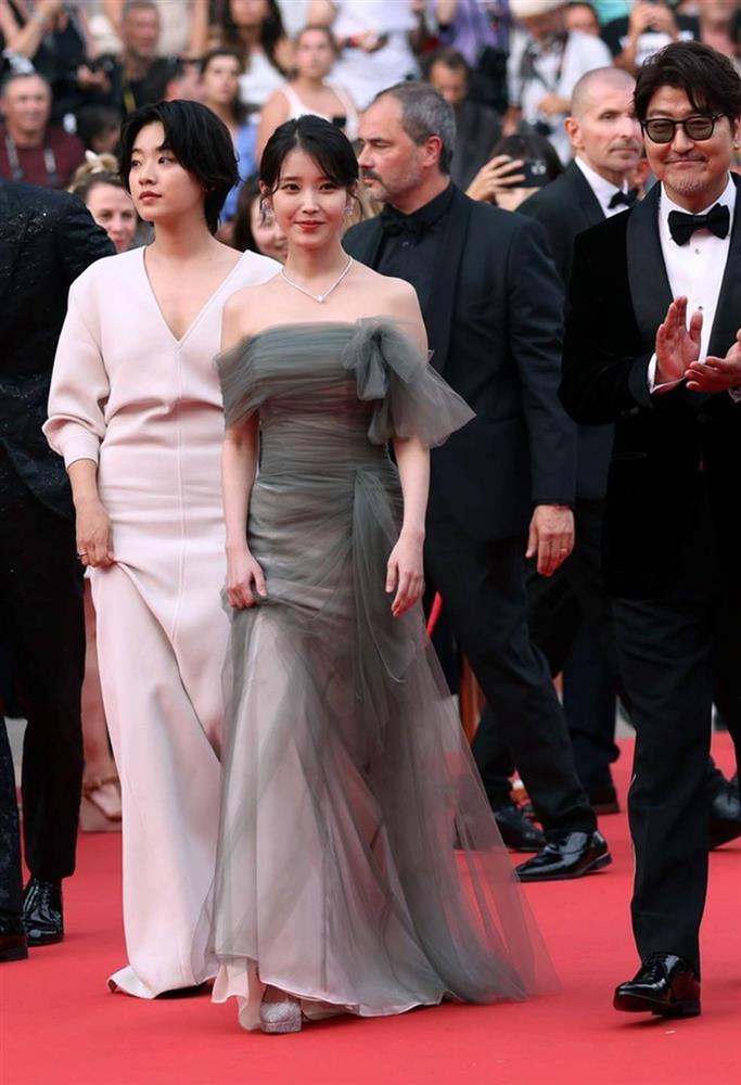 After being pushed to the wrong name in the movie, Cannes is treating the nation's younger sister IU badly?-3