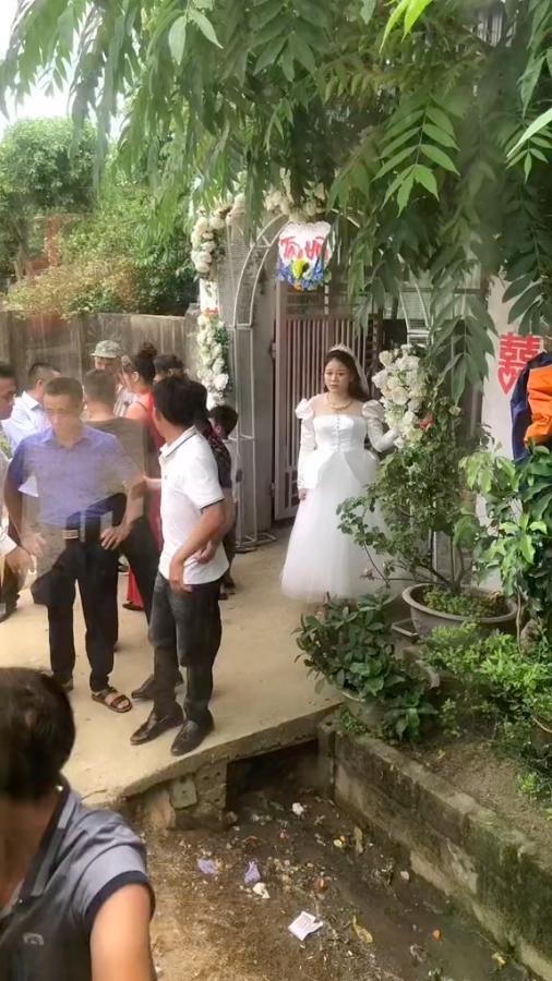 Cô dâu đứng nép mình một góc ở nhà chồng nhìn người thân ra về-1