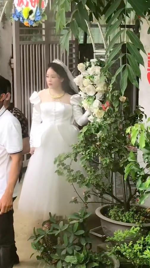 Cô dâu đứng nép mình một góc ở nhà chồng nhìn người thân ra về-2