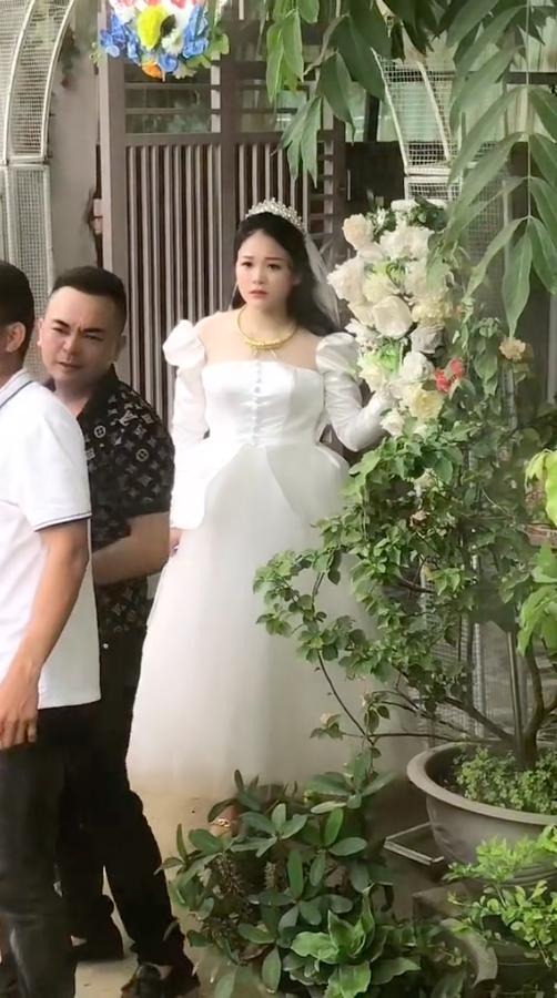 Cô dâu đứng nép mình một góc ở nhà chồng nhìn người thân ra về-3