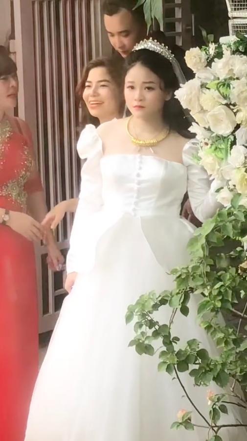 Cô dâu đứng nép mình một góc ở nhà chồng nhìn người thân ra về-4