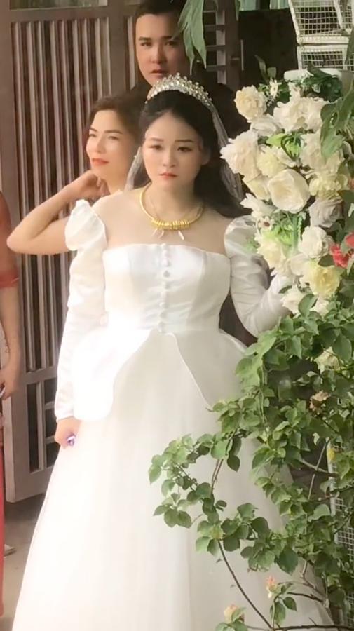 Cô dâu đứng nép mình một góc ở nhà chồng nhìn người thân ra về-5