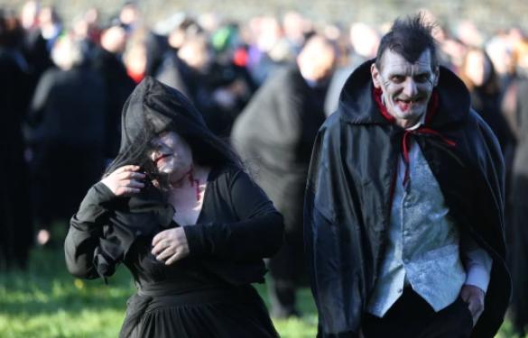 Hơn 1.300 người hóa trang ma cà rồng lập kỷ lục Guinness thế giới-2