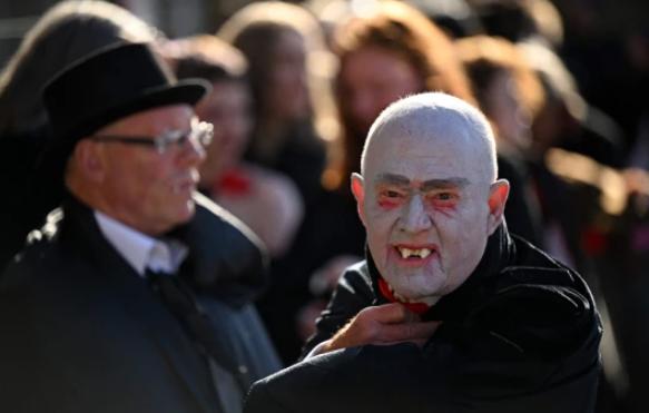 Hơn 1.300 người hóa trang ma cà rồng lập kỷ lục Guinness thế giới-3