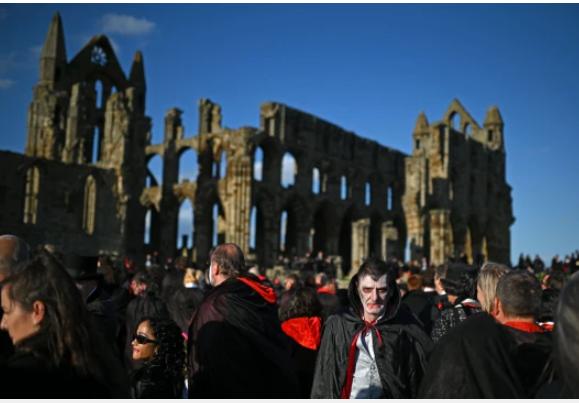 Hơn 1.300 người hóa trang ma cà rồng lập kỷ lục Guinness thế giới-5