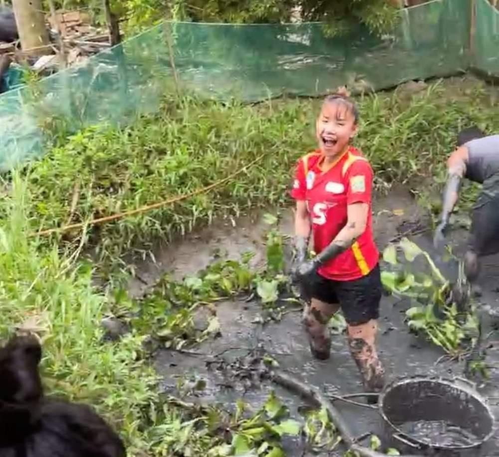 Nhà vô địch SEA Games gây sốt hình ảnh về quê lội bùn, bắt cá-2