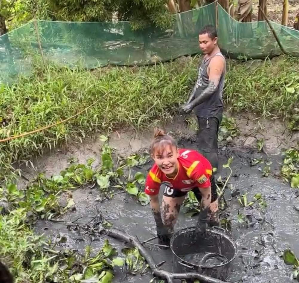 Nhà vô địch SEA Games gây sốt hình ảnh về quê lội bùn, bắt cá-1