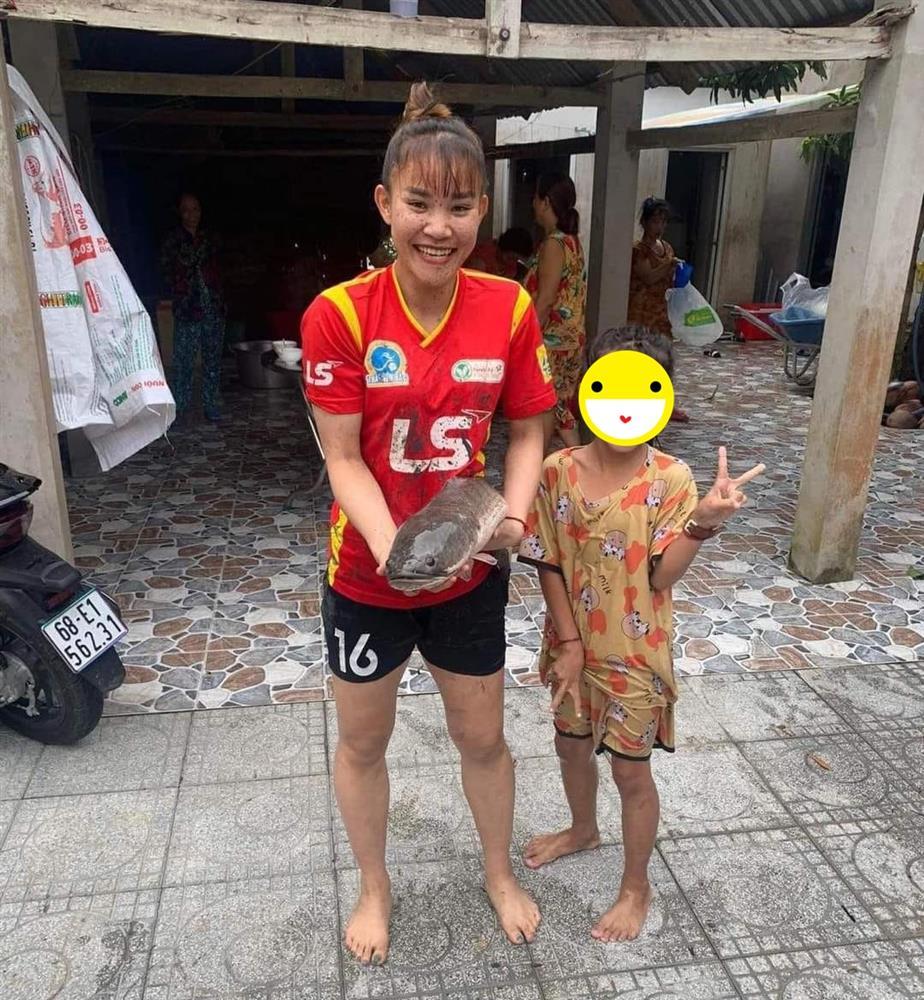 Nhà vô địch SEA Games gây sốt hình ảnh về quê lội bùn, bắt cá-4