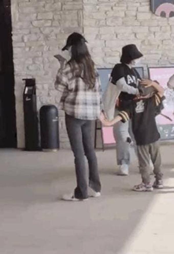 Angelababy đưa quý tử đi chơi giữa lúc Huỳnh Hiểu Minh hẹn hò hot girl 2 con-1