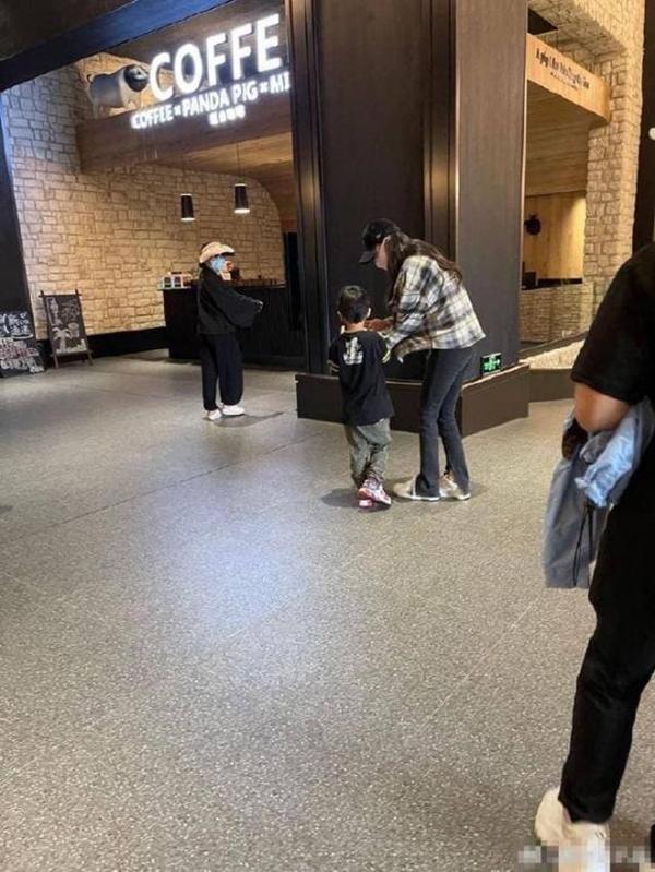 Động thái Angelababy giữa lúc Huỳnh Hiểu Minh hẹn hò hotgirl 2 con-4