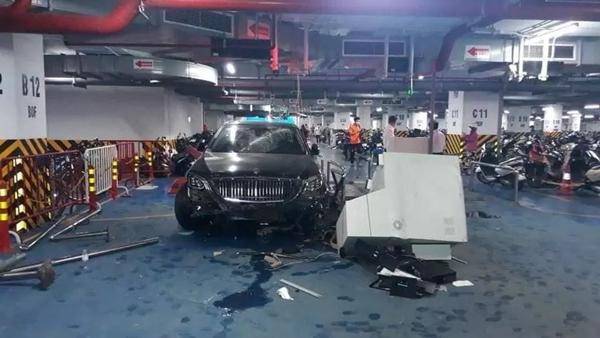 Nam bảo vệ lái Mercedes Maybach tông loạt xe máy trong hầm bị cho nghỉ việc-2