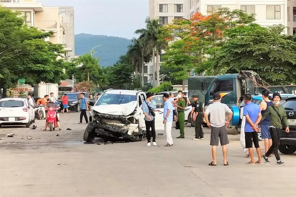 The pickup truck collided with 12 cars parked on the side of the city road.  Ha Long-1