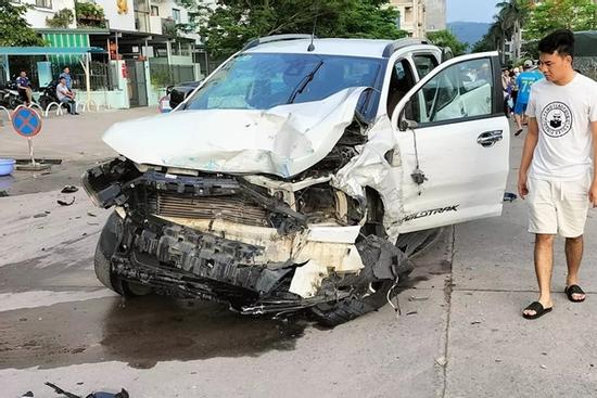 Xe bán tải tông liên hoàn 12 ô tô đỗ ven đường TP. Hạ Long