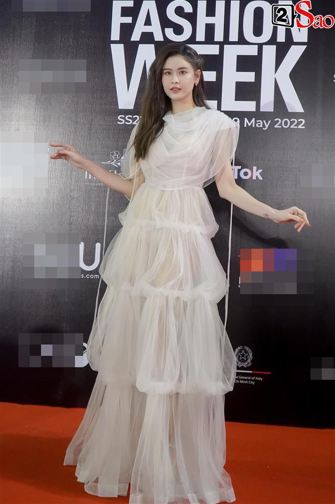 Hotgirl trứng rán ngã ngửa trên thảm đỏ, Tường San lo hớ hênh-14