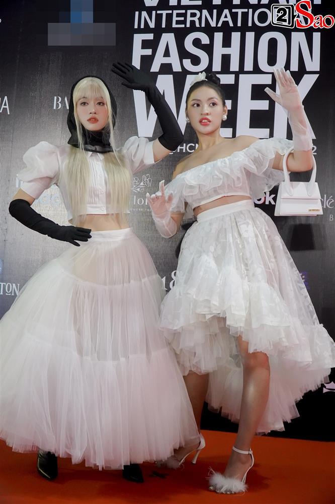 Hotgirl trứng rán ngã ngửa trên thảm đỏ, Tường San lo hớ hênh-4