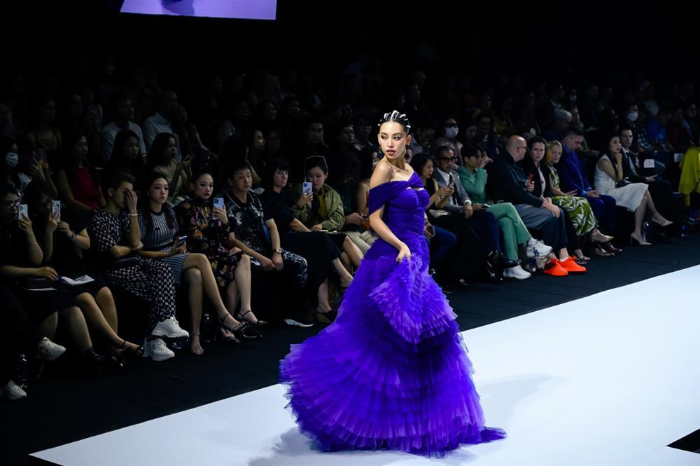 Tiểu Vy vừa catwalk vừa xách váy vẫn suýt ngã-1