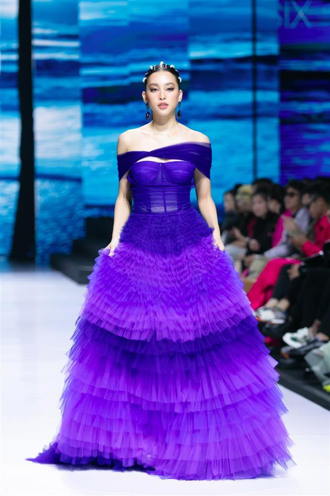 Tiểu Vy vừa catwalk vừa xách váy vẫn suýt ngã-2