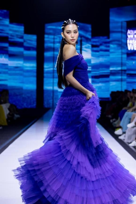Tiểu Vy vừa catwalk vừa xách váy vẫn suýt ngã-3
