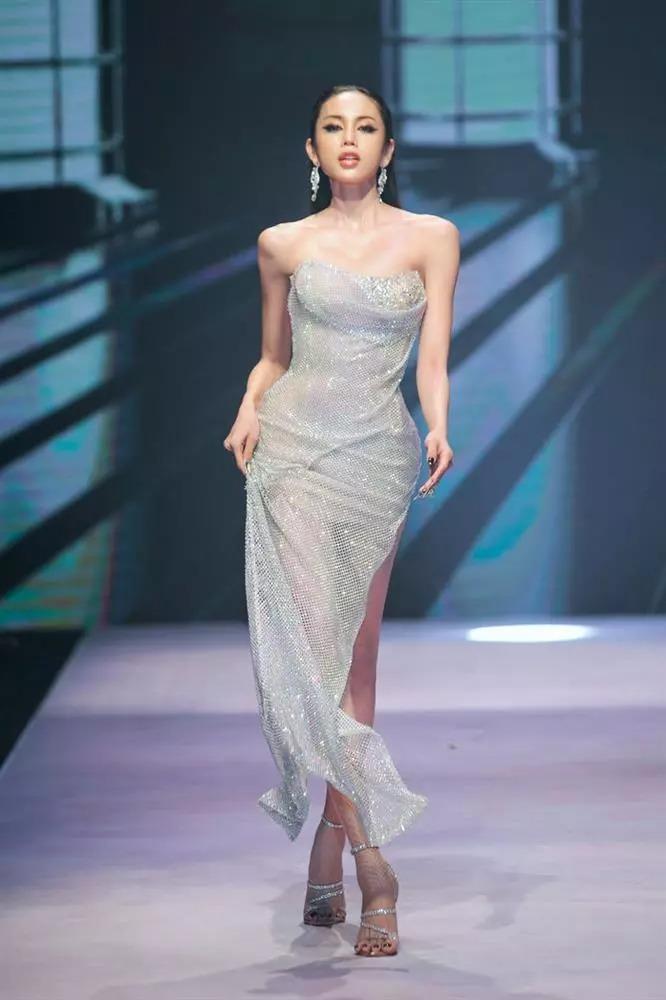 Tiểu Vy vừa catwalk vừa xách váy vẫn suýt ngã-4