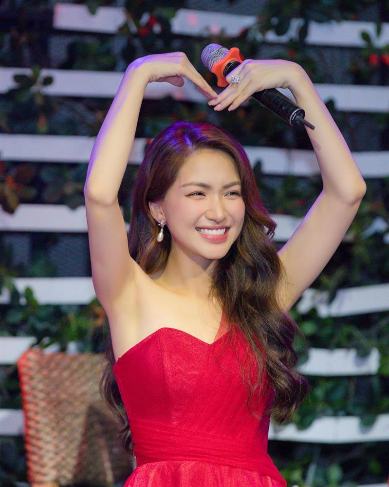 Hòa Minzy được tặng quà sinh nhật xếp thứ 2 thì không ai chủ nhật-1